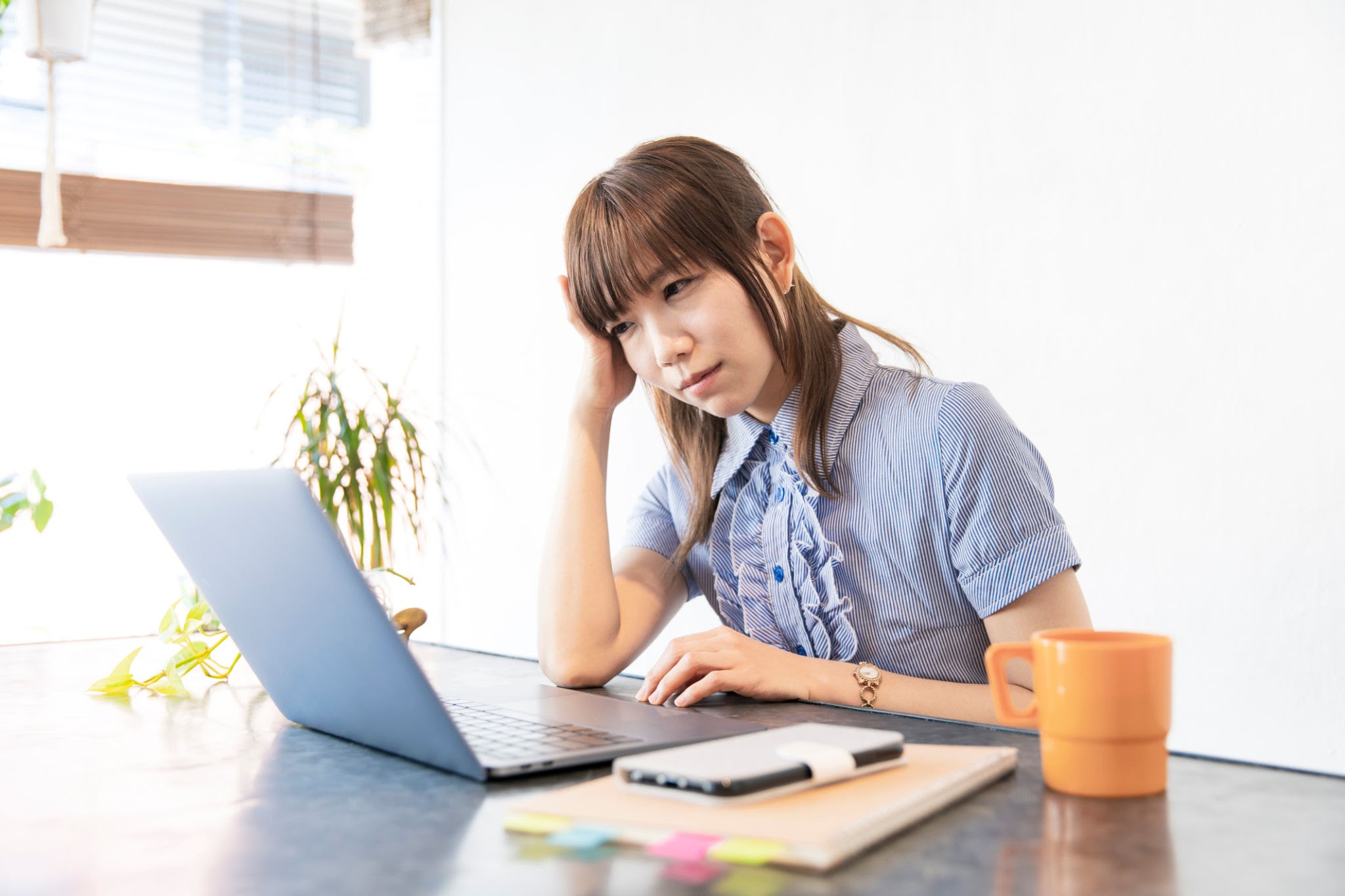 仕事の方針を話し合っている様子
