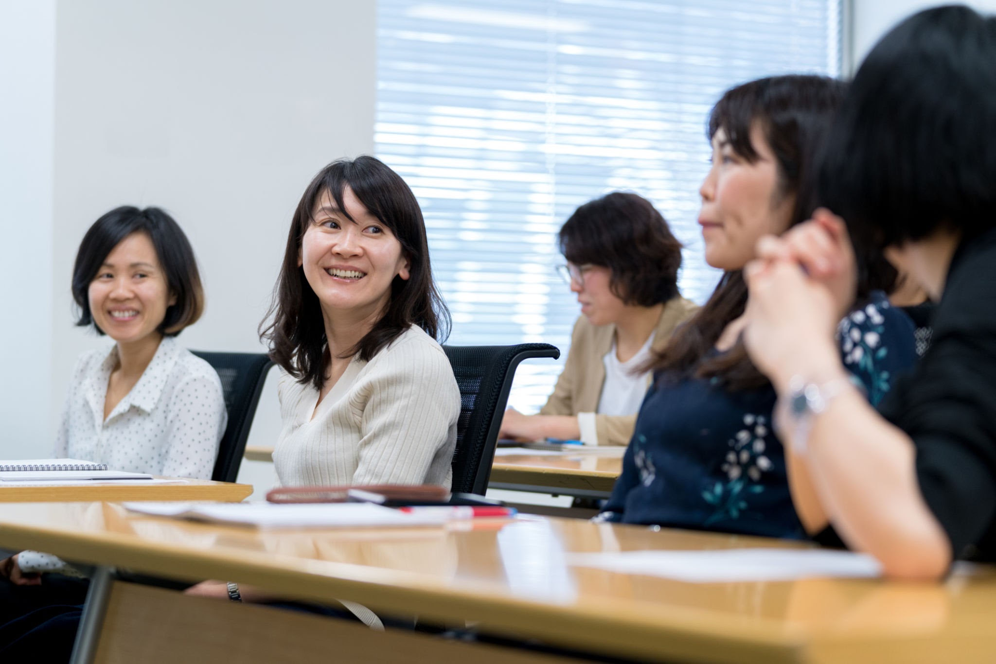 パソコンを囲んで仕事を進めている様子
